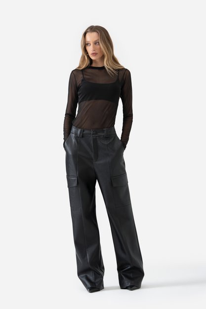 Blusa Tule Lou com transparência, gola alta e top embutido, disponível em bordô, azul-marinho e preto