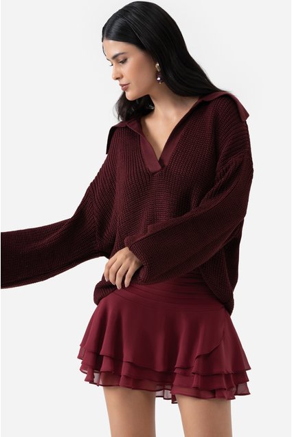 Polo de tricot bordô com gola ampla, ombro deslocado e shape soltinho