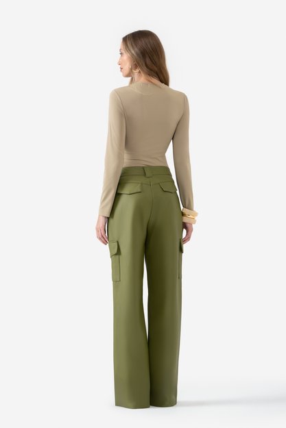 Calça Verde em P.U com bolsos utilitários e acabamento sofisticado