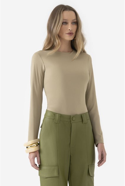 Blusa manga longa verde com caimento ajustado, decote limpo e acabamento em revel interno