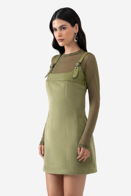 Vestido curto verde com alças finas e recortes no busto