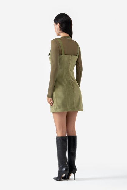 Vestido curto verde com alças finas e recortes no busto
