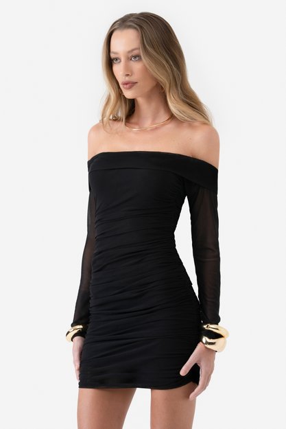 Vestido curto preto em tule com franzido lateral e mangas longas