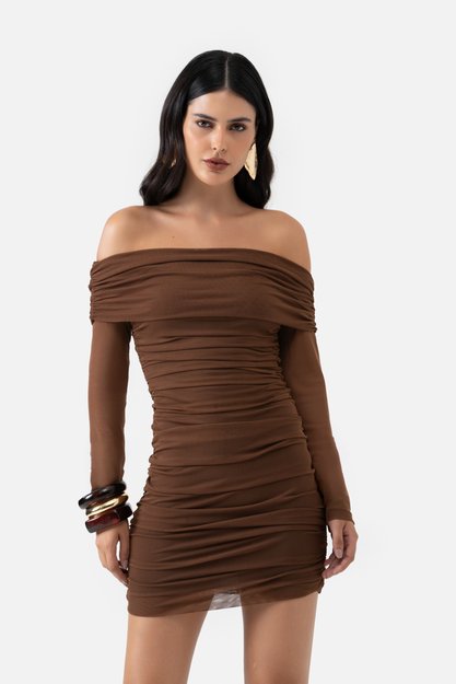 Vestido curto marrom em tule com franzido lateral e mangas longas
