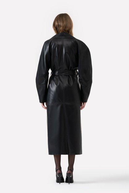 Trench coat alongado com cinto na cintura e botões frontais, disponível nas cores uva e preto