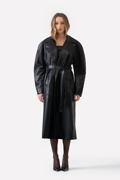 Trench coat alongado com cinto na cintura e botões frontais, disponível nas cores uva e preto