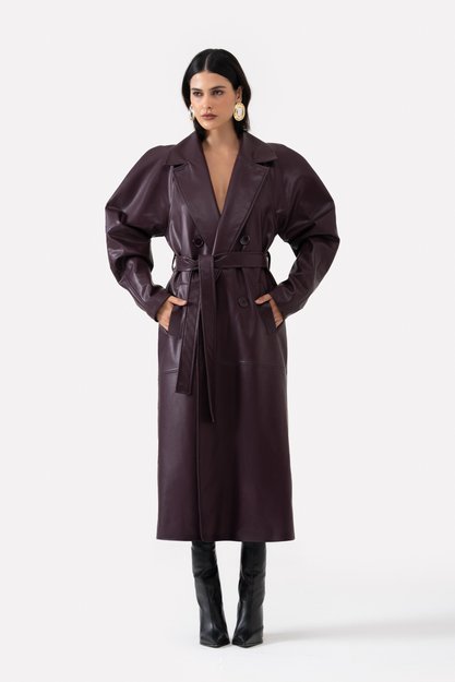 Trench coat alongado com cinto na cintura e botões frontais, disponível nas cores uva e preto