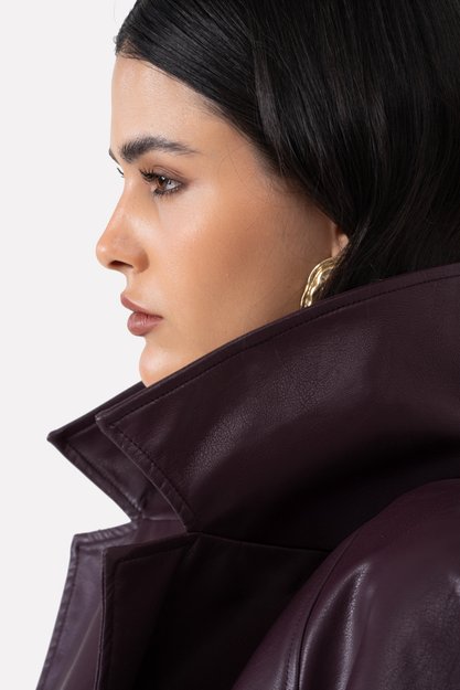 Trench coat alongado com cinto na cintura e botões frontais, disponível nas cores uva e preto