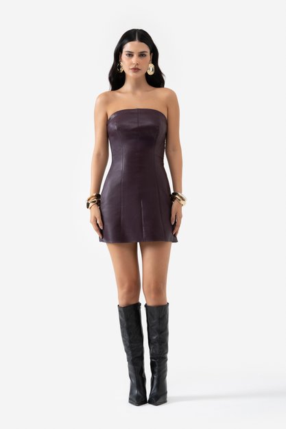 Vestido tomara que caia em P.U com recortes anatômicos e zíper nas costas, disponível em preto e uva