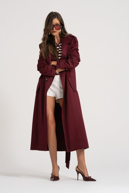 Trench coat bordô longo com cinto, lapelas estruturadas e botões pespontados