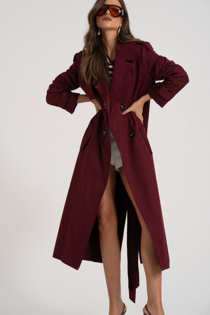 Trench coat bordô longo com cinto, lapelas estruturadas e botões pespontados