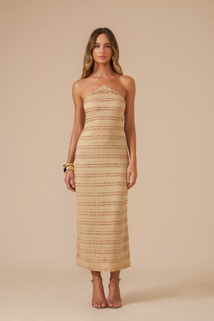 Vestido longo com babados harmoniosos, alças finas e recorte nas costas.