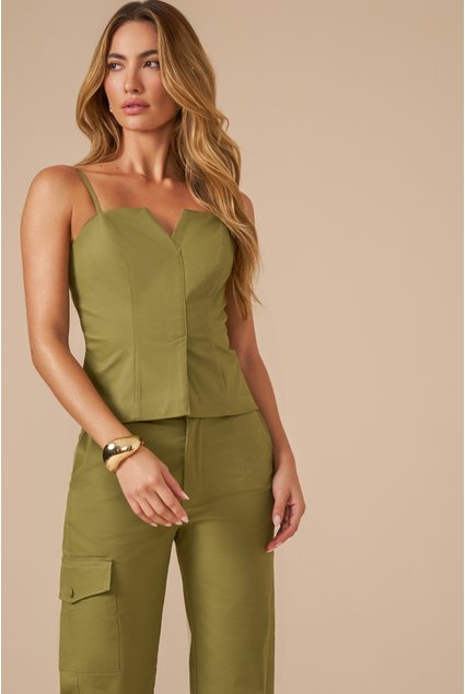 Blusa estruturada com recortes anatômicos, decote em V e fenda com transpasse.