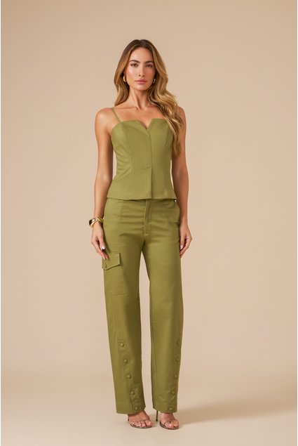 Calça utilitária verde com bolsos funcionais, recortes pespontados e caimento moderno.