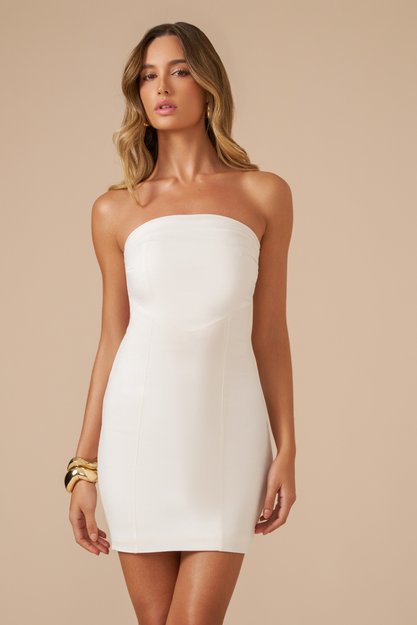 Vestido curto tomara que caia off com recortes anatômicos, franzido lateral e caimento sofisticado.