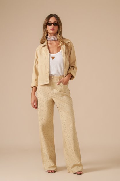 Calça de sarja com termocolantes dourados, modelagem reta e detalhes bem acabados.