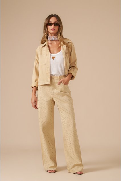 Calça de sarja com termocolantes dourados, modelagem reta e detalhes bem acabados.