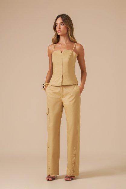 Calça utilitária com bolsos funcionais, recortes pespontados e caimento moderno.