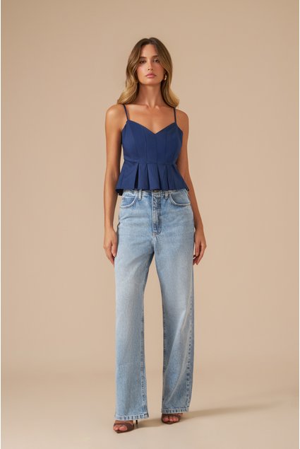 Calça jeans reta com bolsos traseiros, passantes para cinto e modelagem versátil.