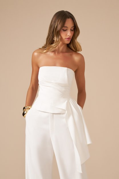 Blusa tomara que caia com pregas, recortes anatômicos e parte sobreposta.