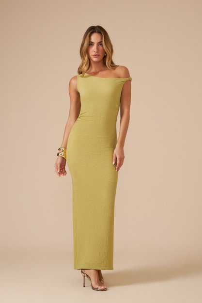 Vestido verde com textura, alça torcida e modelagem ajustada ao corpo.
