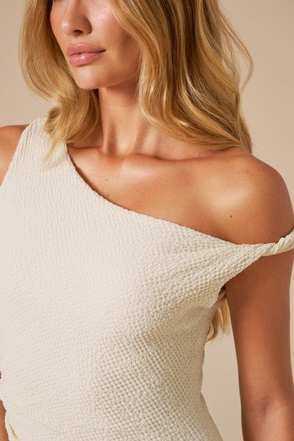 Vestido com textura, alça torcida e modelagem ajustada ao corpo.