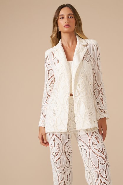 Blazer com bordado em toda a peça e modelagem estruturada.
