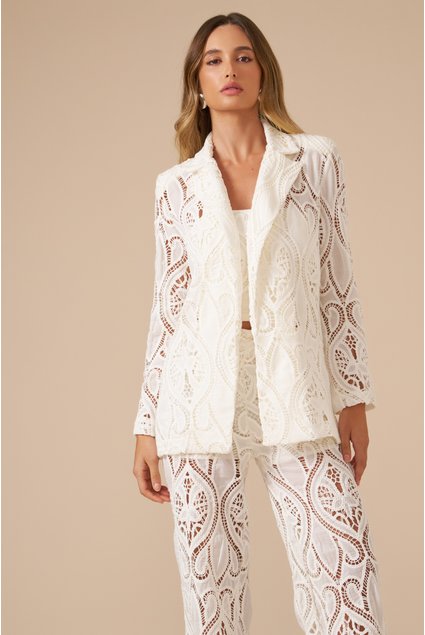 Blazer com bordado em toda a peça e modelagem estruturada.